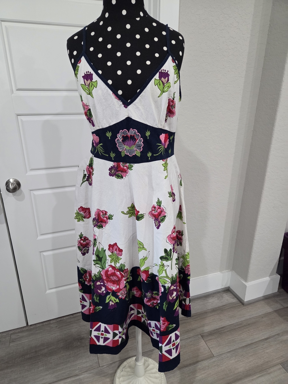 Magic Floral V-Neck Midi Dress with Contrast Waistband - Cotyon Size Large